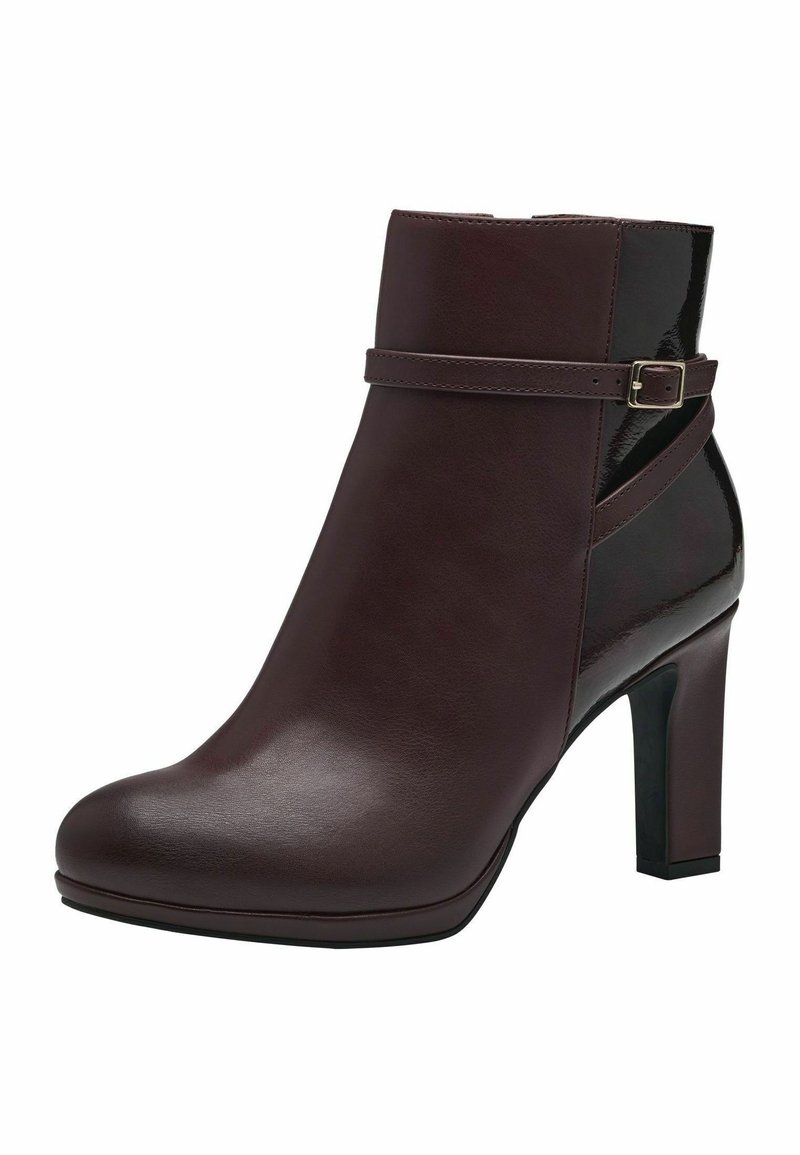 Bottines en simili cuir bourgogne avec une finition brillante en vernis, un talon haut et une sangle latérale avec un petit détail de boucle métallique.
