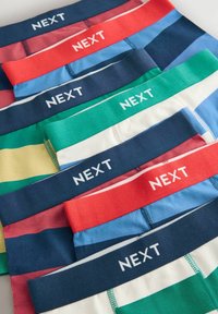 Shorts pour hommes assortis avec des ceintures de différentes couleurs, y compris rouge, bleu, vert et des motifs rayés, portant la marque "NEXT."