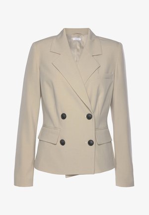 Blazer beige cruzado con solapas anchas, cuatro botones negros, mangas largas y bolsillos con solapa a cada lado.