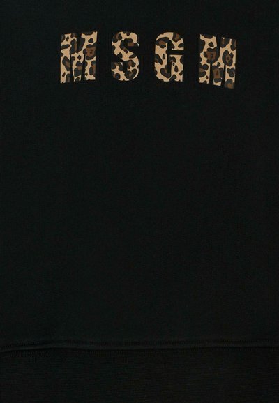 Felpa nera con le lettere "MSGM" in un motivo leopardato. Il tessuto appare liscio con un classico design a girocollo.