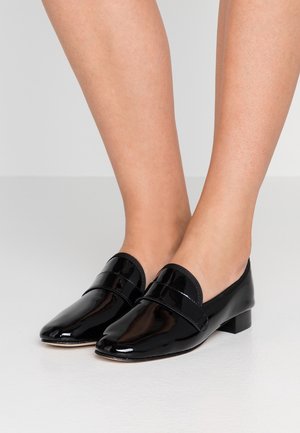 Mocassins en cuir verni noir avec un petit talon, un bout arrondi et un bandeau élastique sur le dessus pour un confort optimal.