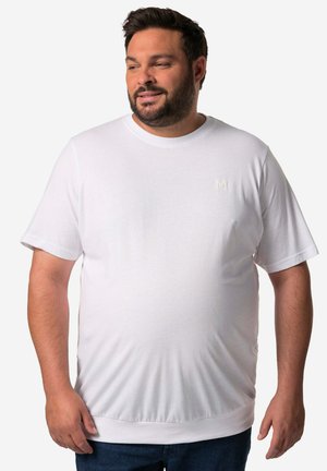 Bílá bavlněná tričko s krátkým rukávem, kulatým výstřihem a decentním logem 'M' na hrudi, doplněné tmavě modrými džíny.