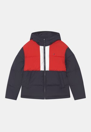 Kapuzenthermojacke mit rotem oberen Brustbereich, weißem vertikalem Streifen und dunkelblauem unteren Teil sowie Ärmeln, durchgehendem Reißverschluss vorne.