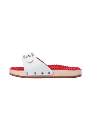 Slip sandal med træsål, rød tekstureret fodseng og hvid justerbar læderrem med metalspænde og nitter.
