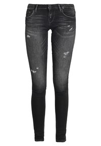 Jeans pitillo negros de mezclilla, con un diseño desgastado que incluye rotos y desvanecidos, cinco bolsillos y una bragueta clásica con botón y cremallera.