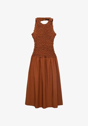 Rjava obleka z teksturiranim, volančastim trupom in gladkim krilom. Brezrokavni dizajn z okroglo izrezom in tekočo silhueto.