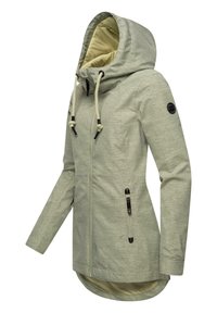 Ljust grön zip-up jacka med huva, med en mjuk innervaddning, dragsko, två dragkedjefickor och en rund logotypdetalj.