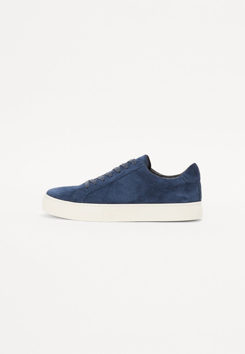 Mørkeblå semsket sneakers med rund tå, fem snørehull, hvit gummisåle og minimalistisk design. Glatt tekstur, uten synlige mønstre.