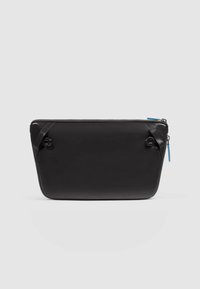 Bolsa sintética negra con una textura lisa, cuenta con cierre de cremallera superior, bordes redondeados y tirador de cremallera azul contrastante.