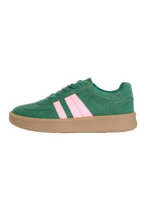 Adidași verzi din piele întoarsă cu talpă de cauciuc bej și două dungi laterale roz, cu șireturi verzi și detalii cusute.
