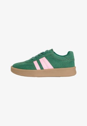 Adidași verzi din piele întoarsă cu talpă de cauciuc bej și două dungi laterale roz, cu șireturi verzi și detalii cusute.
