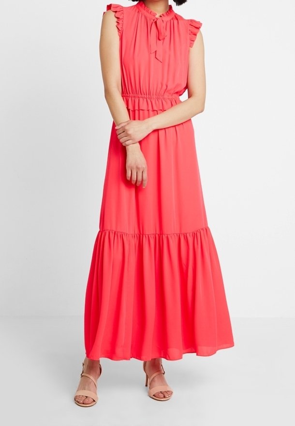 Koralfarbenes Maxikleid mit rüschigem Ausschnitt und Ärmeln, elastischem Bund und gestuftem Saum; aus leichtem Stoff mit glatter Textur gefertigt.