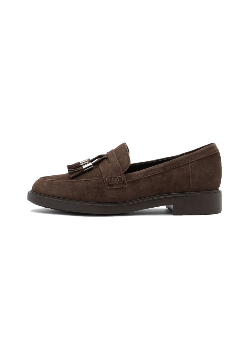 Pruun suede loafer nööride ja metallaktsentidega, madala kandmise ja kummist tallaga, kujutatud külgprofiilis valgel taustal.