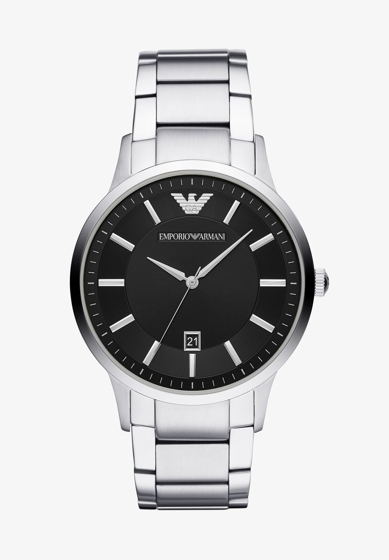 Silverfärgad klocka i rostfritt stål med en svart rund urtavla, silverfärgade timmarkörer, datavisning och logotyp. Utrustad med ett borstat metallarmband.