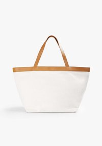 Canvas tote bag, licht roomkleurig met bruin leren handvatten en afwerking, brede open ontwerp, gladde textuur en geen zichtbare patronen of hardware.