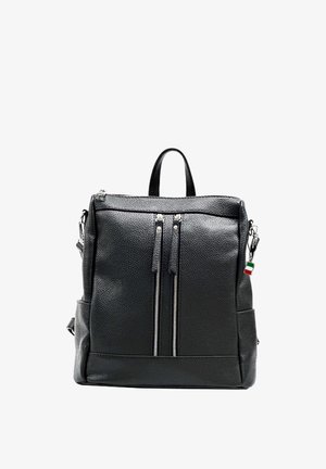 Schwarzer Rucksack aus strukturiertem Leder mit zwei vertikalen Frontreißverschlüssen und einem kleinen Anhänger in den Farben der Trikolore am Reißverschluss an der Seite.