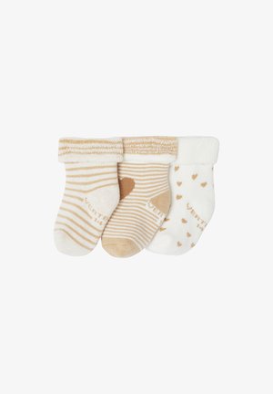 Drei beige und weiße Babysocken mit umgeschlagenen Bündchen; zwei haben Streifen mit Herzmotiven, eine hat kleine verstreute Herzen.