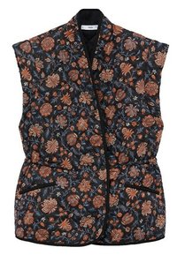 Veste matelassée sans manches avec un fond noir et un motif floral complexe orange et bleu, avec deux poches à l'avant et une ouverture frontale.