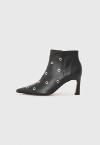 Černá kožená kotníková bota s špičatou špičkou, na boční straně s kovovými očky a štíhlým podpatkem. Hladká textura s elegantním designem.