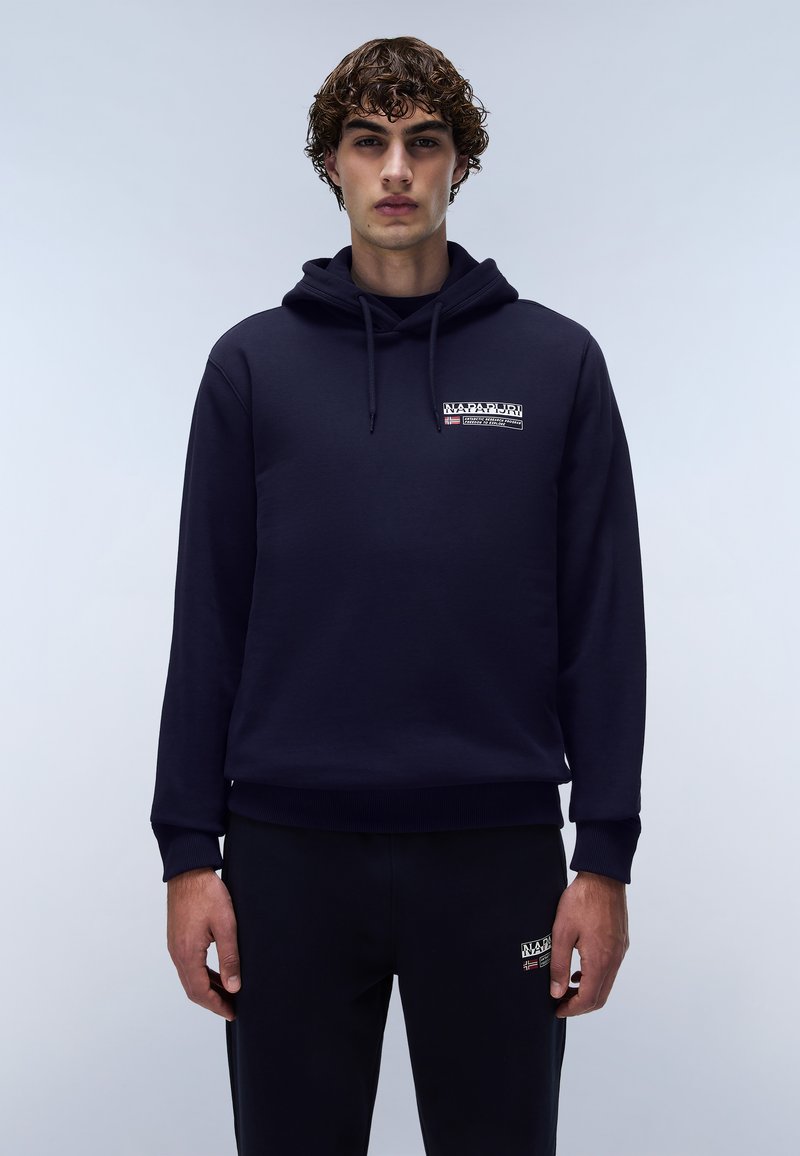 Felpa blu navy realizzata in morbido tessuto, con tasca frontale, cappuccio regolabile con cordini e logo ricamato sul petto.