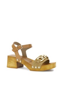 Tan leren en beige suède sandalen met hakken, met een houten blokhak en gouden hardware-accenten, voorzien van een verstelbare enkelband.