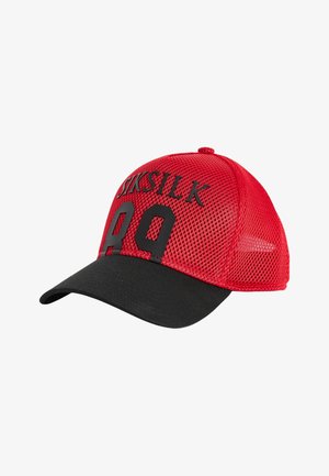 Casquette de baseball en mesh rouge avec une visière incurvée noire, arborant "SikSilk 89" en lettres noires en relief à l'avant.