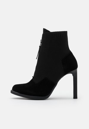Korolliset nilkkurit - black