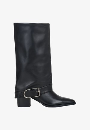 Czarne skórzane botki za kostkę ze spiczastym noskiem i obcasem o średniej wysokości. Posiadają szeroki mankiet i srebrną klamrę jako ozdobę. Gładka faktura.