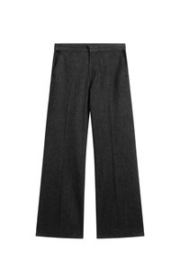 Zwarte wijde broek met voorzakken en een gladde tailleband, met een kreuklijn in het midden van elk been.