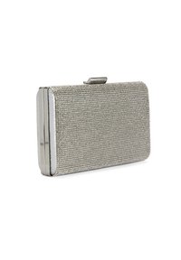 Silberne Clutch mit Struktur, ausgestattet mit einem metallischen Rahmen, der einen Verschluss mit Klippmechanismus und eine glatte Rückseite bietet. Kompakte rechteckige Form für eine einfache Handhabung.