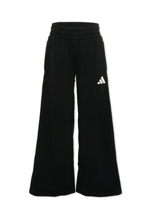 Czarne spodnie o szerokich nogawkach z elastycznym pasem i białym logo Adidas na górnej lewej nogawce, prezentowane na białym tle.