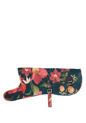 Παλτό για σκύλο με λουλουδάτο μοτίβο σε σκούρο πράσινο φόντο, μεγάλα κόκκινα και ροζ λουλούδια, ρυθμιζόμενο λουράκι και ετικέτα με το λογότυπο Barbour στο πλάι.