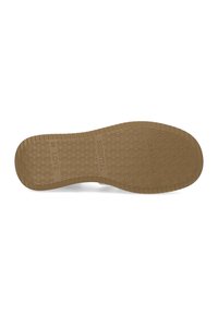 Suola di scarpa in gomma color beige con un motivo testurizzato che presenta fiori in rilievo e i nomi di marca "Carmela" ed "Essential". Design piatto, leggermente curvato.