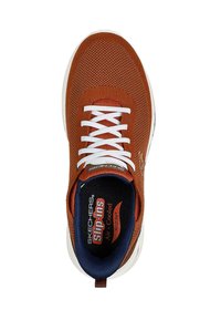 Zapatillas slip-on de Skechers en malla marrón, con cordones blancos, plantilla con aire acondicionado y un interior azul marino, con una suela exterior blanca redondeada.