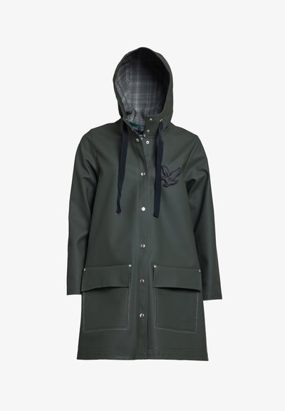 Zelena nepremočljiva dežni plašč s kapuco, ki ima karo oblogo, zapiranje na pritiskače, dva velika sprednja žepa in ptičji logotip na prsih.