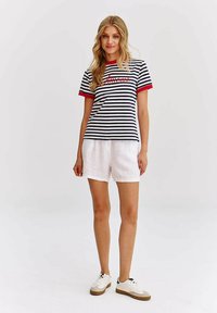 NAOKO AMOUR  - Triko s potiskem - white