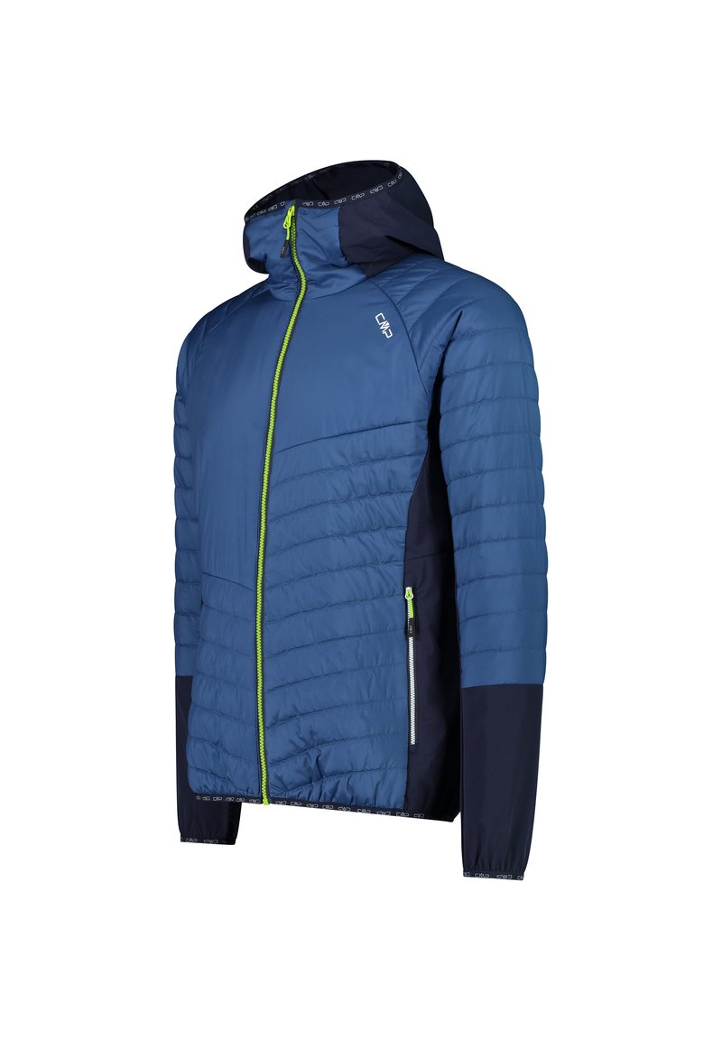 Isolierte blaue Jacke mit Kapuze, ausgestattet mit einem Reißverschluss, grünen Akzenten, gestepptem Design und dunkelblauen Ärmeln.
