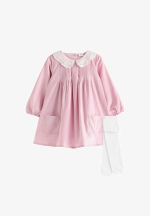 Ljusrosa klänning med långa ärmar, en vit ögla krage, plisserad front och två påsydda fickor, som också har vita benvärmare.