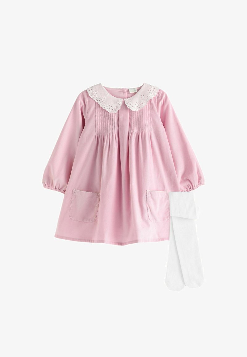 Svetlo roza obleka z dolgimi rokavi, belim čipkastim ovratnikom, nabranim sprednjim delom in dvema žepekoma, v kombinaciji z belimi hlačami za noge.