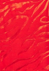 Tecido vermelho com um padrão de riscas de tigre texturizado em um tom mais claro. Apresenta uma superfície lisa e refletiva com um brilho sutil em toda a sua extensão.
