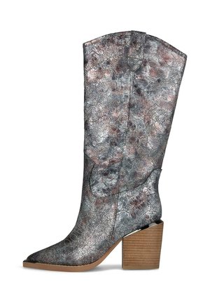 Dameslaars met metalen grijze kleur tot halverwege de kuit, met een getextureerd patroon, spits toelopende neus en een gestapelde houten blokhak.
