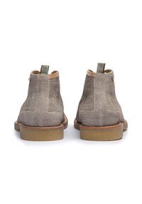 Helle graue Knöchelstiefel aus strukturiertem Stoff, mit kontrastierenden, tanfarbenen Lederakzenten und verstärktem Absatz. Merkmale sind ein gestreifter Zugtab und eine Gummisohle.