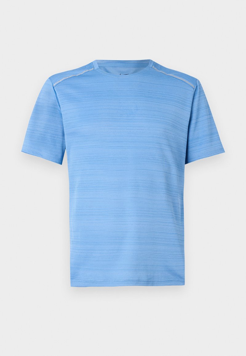 Camiseta de color azul claro con un patrón de rayas texturizadas, mangas cortas y cuello redondo. Fabricada en un material sintético suave.