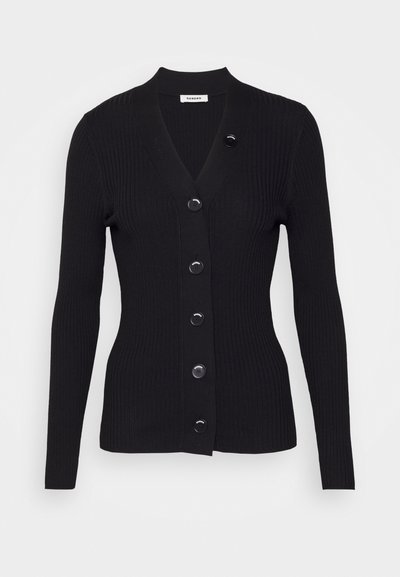 Svart ribbete cardigan med lange ermer, v-hals og seks store knapper foran. Myk tekstur og tettsittende design.