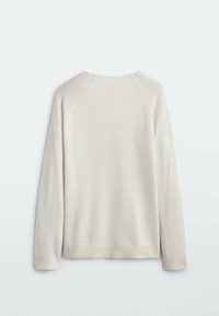 Un pull de couleur crème avec un col rond, des accents côtelés aux poignets et à l'ourlet, et une texture lisse et douce.