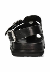 Czarne skórzane sandały z grubą podeszwą, regulowanym paskiem na klamrę i otwartym tyłem. Posiadają teksturowaną powierzchnię dla lepszej przyczepności.