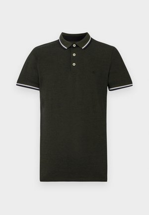 Polo shirt vert foncé en tissu texturé. Présente une patte de boutonnage à deux boutons, un col et des poignets à rayures blanches et marine contrastantes.