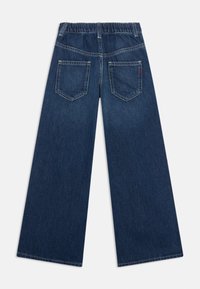 Jeans dżinsowe o szerokim kroju, ciemnoniebieskim kolorze, elastycznym pasie i dwóch tylnych kieszeniach z przeszywaną obwódką.