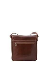 Borsa a tracolla in pelle marrone con una texture liscia, forma rettangolare e una tasca frontale con zip. Accompagnata da cuciture e accessori metallici.