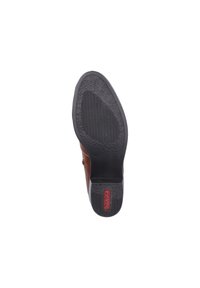Zapato de cuero marrón con una suela de goma negra texturizada, que presenta un acabado suave y detalles de costura sutiles. Logo de la marca en rojo en el talón.